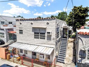 Building Photo - 1011 SW 5th St