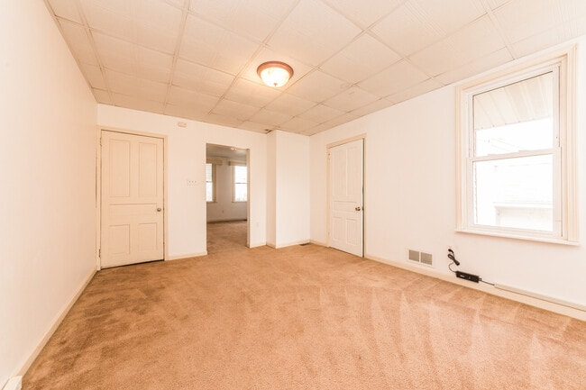 Building Photo - AVAILABLE AUGUST 2024 - Spacious 2 Bedroom...