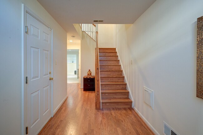 Foto del edificio - 8827 Montjoy Pl