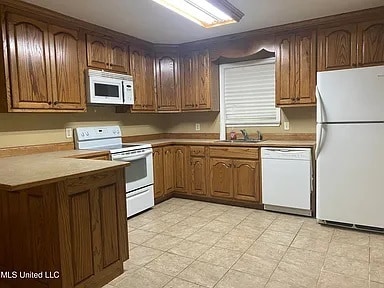 Building Photo - 221 Alverado Dr