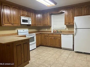 Foto del edificio - 221 Alverado Dr