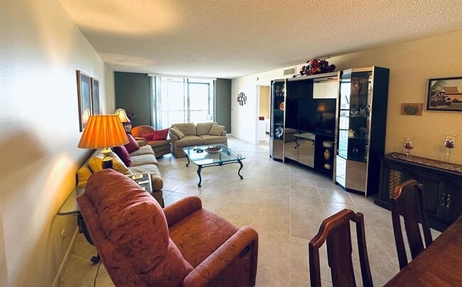Foto del edificio - 4725 Lucerne Lakes Blvd E
