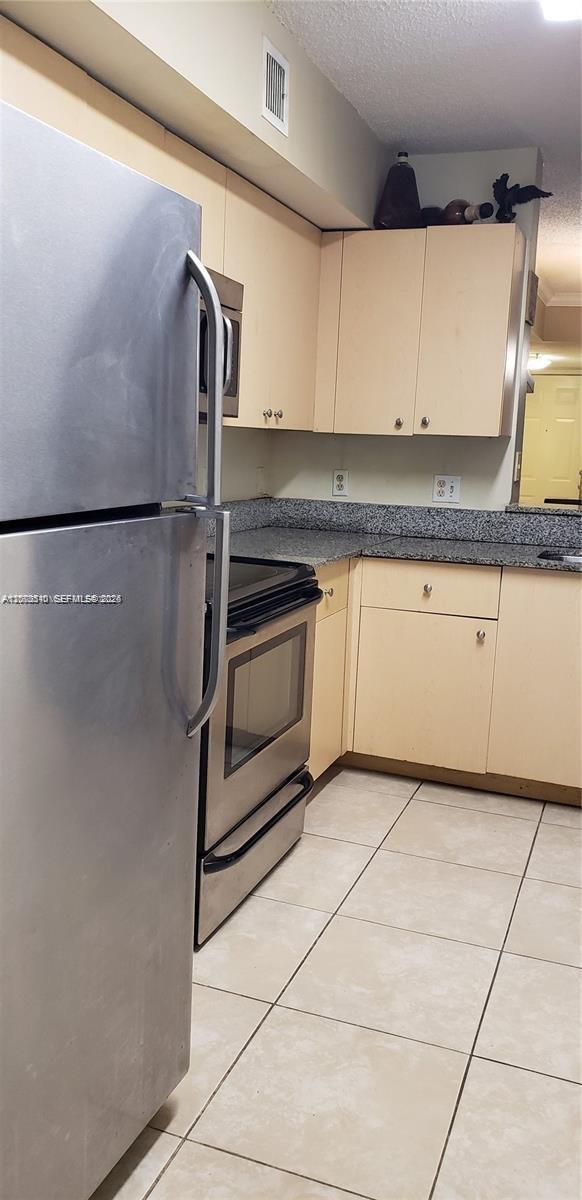 Foto del edificio - 2496 Centergate Dr