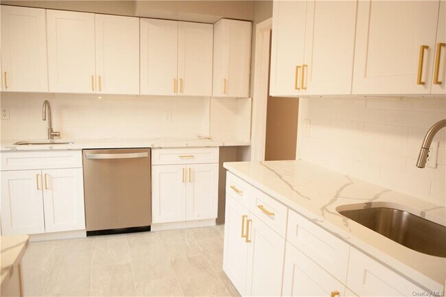 Building Photo - 23 Feller Ct