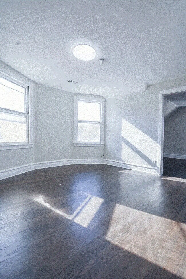 Foto del edificio - 5017 N Western Ave