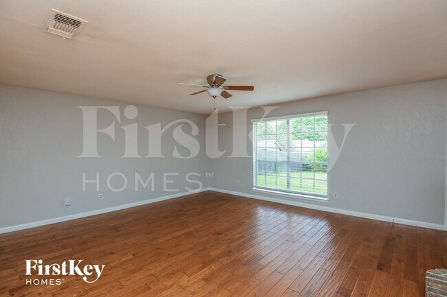 Foto del edificio - 4912 Sandalwood Ln