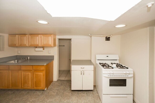 Building Photo - 223 E Plum St