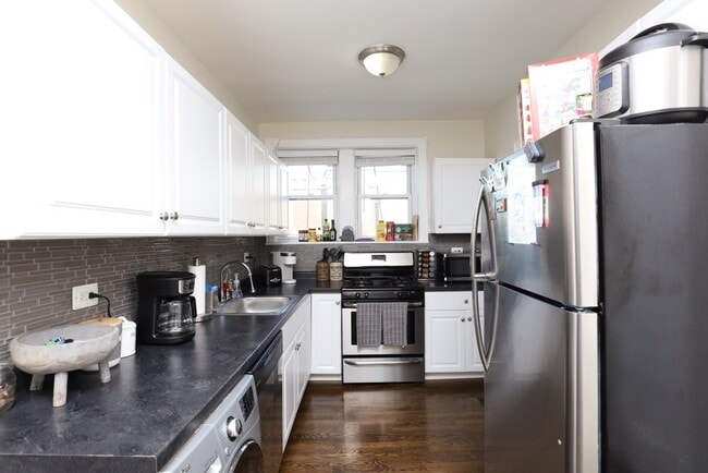 Foto del edificio - 3823 N Greenview Ave