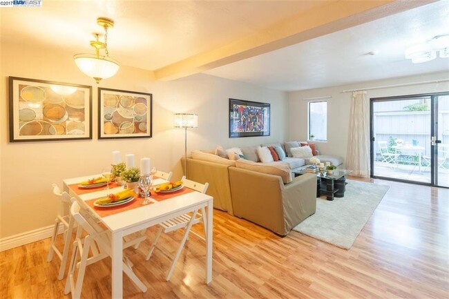 Foto del edificio - $3190 / 3 BR - GORGEOUS NEWARK TOWNHOME