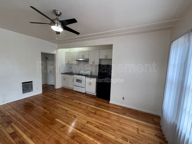 Foto del edificio - 1781 N Orchid Ave