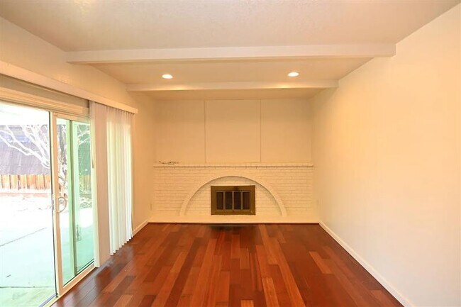 Building Photo - Recently updated 3 bedroom, 2 bath