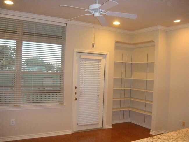 Foto del edificio - 305 E 31st St