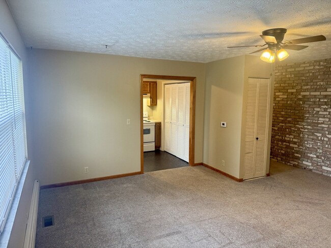 Building Photo - 515 Monroe Ave