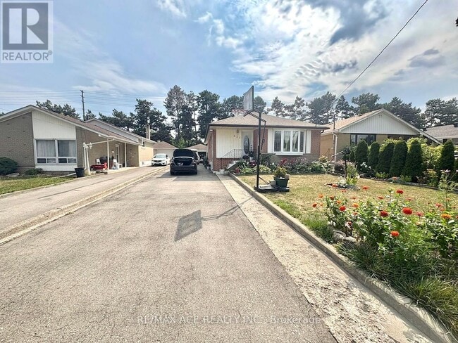Building Photo - 251 Taysham Crescent