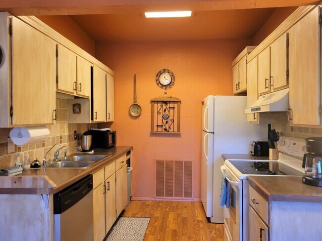 Building Photo - Fully Furnished Condo - Available for mont...