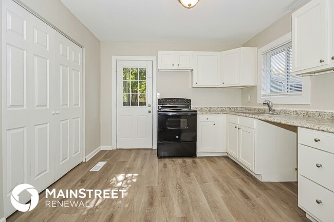 Building Photo - 2813 Falcon Dr