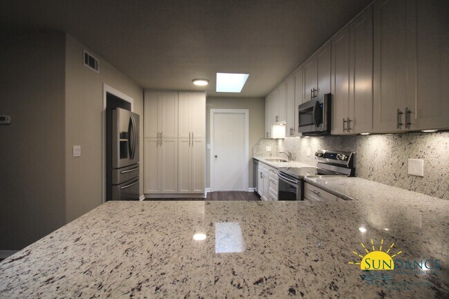 Building Photo - Beautiful Fully Renovated 2 Bedroom Townhouse