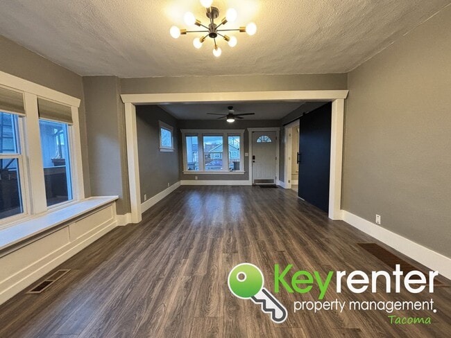 Building Photo - Cozy 4 Bedroom Tacoma Rental Home Near Lincoln District and Downtown