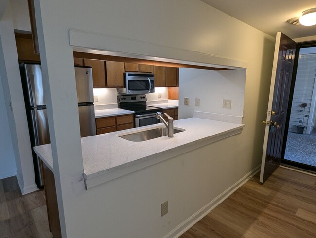 Building Photo - MOVE-IN READY 2-Bed/2-Bath condo in Green ...