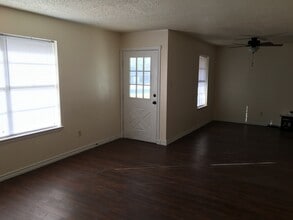 Building Photo - 3215 Ellen Dr