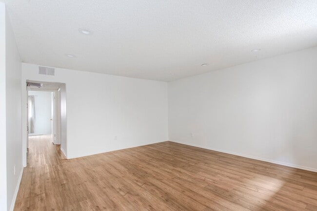 Building Photo - Chatsworth Rent This Now