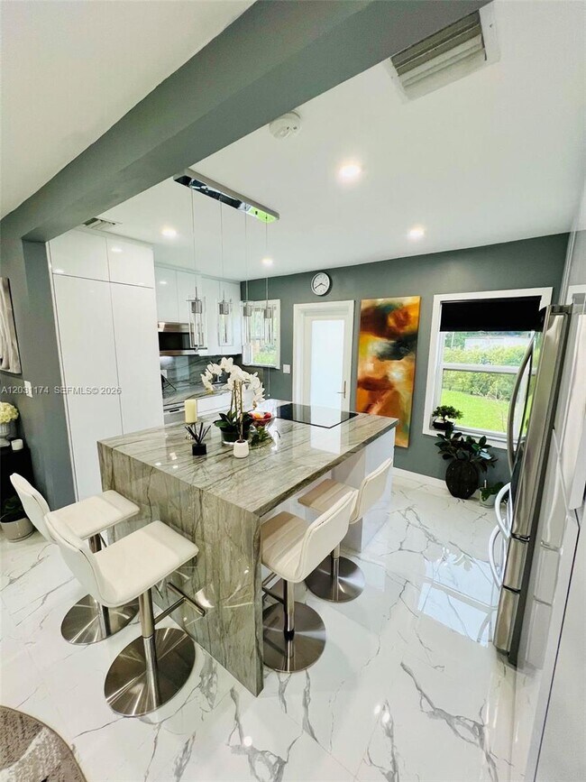 Foto del edificio - 920 NE 108th St