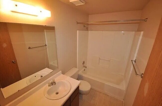 Building Photo - "Charming 2-Bedroom Retreat with Modern Co...