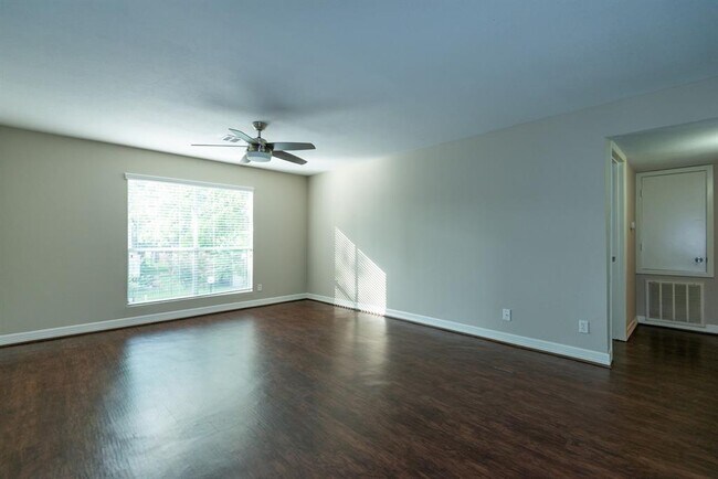 Foto del edificio - 14555 Wunderlich Dr