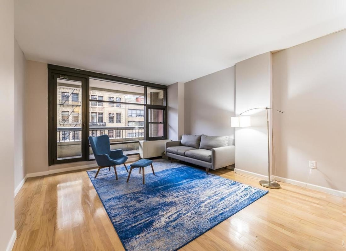 Foto principal - 327 E 47th St