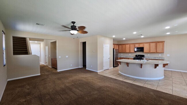 Foto del edificio - Large 4 bedroom in gated Stetson Trails Community