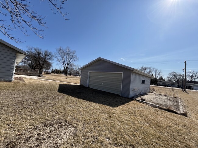 Building Photo - 327 Birch Ln