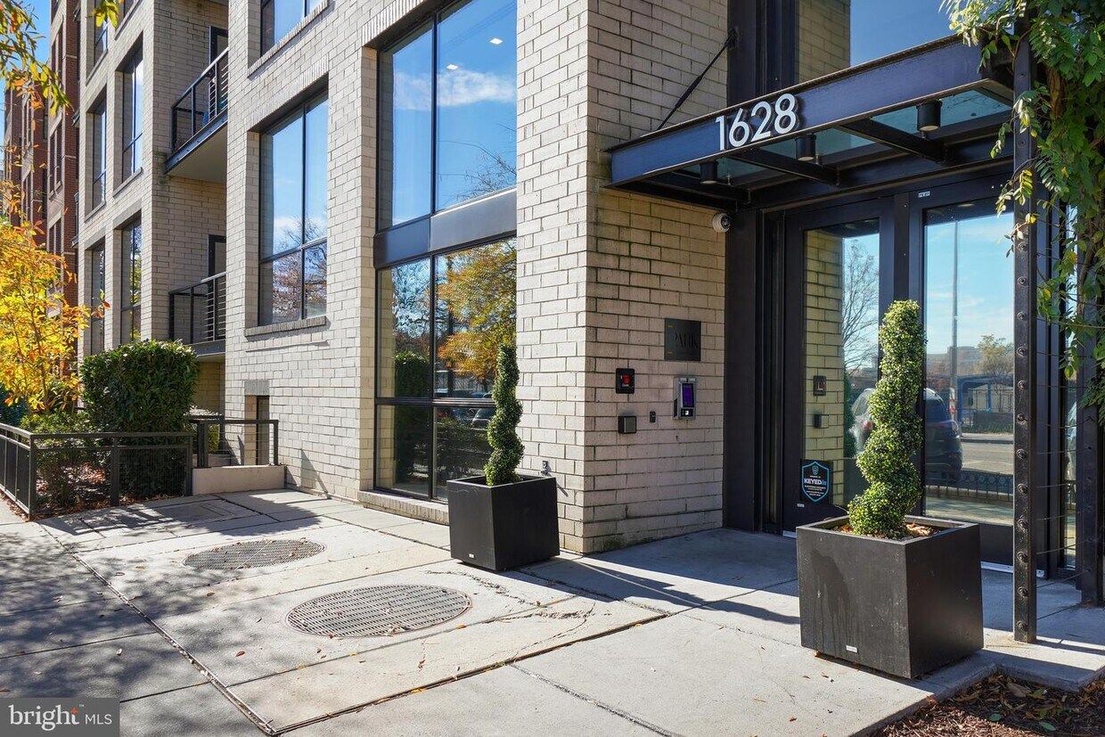 Foto principal - 1628 11th St NW