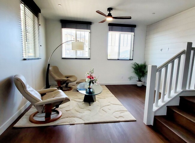 Foto del edificio - Beautiful Townhome off of Orcutt Rd w/ AC!