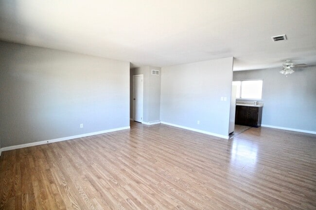 Building Photo - 913 Hawthorne Dr