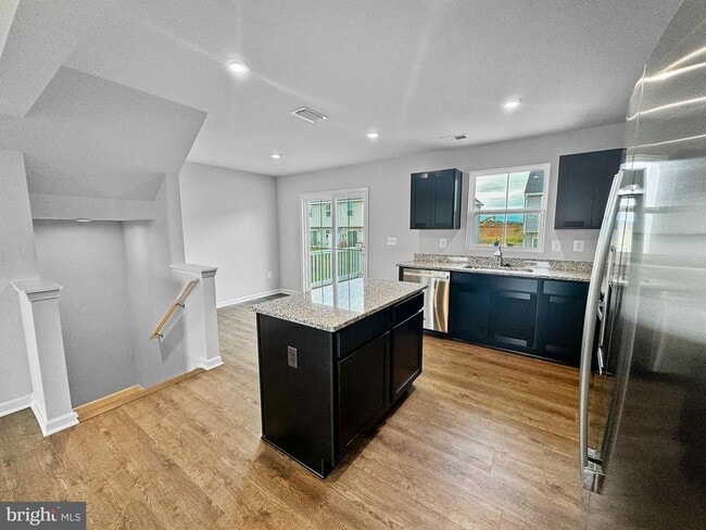 Building Photo - 2566 Laurel Pk Dr