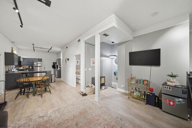 Building Photo - 2728 N Wilton Ave