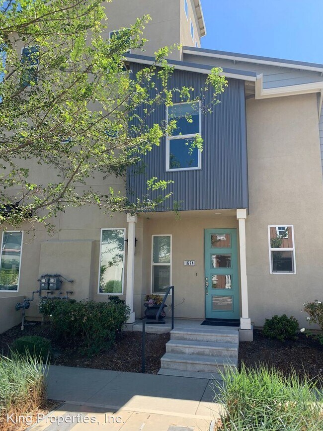 Building Photo - 4 br, 3.5 bath House - 1674 Vine Street