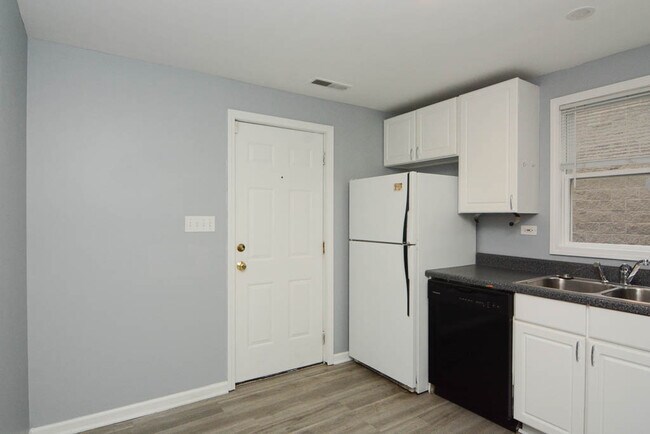 Foto del edificio - 1651 W Irving Park Rd