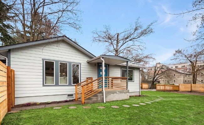 Building Photo - Beautifully Updated Home Conveniently Loca...