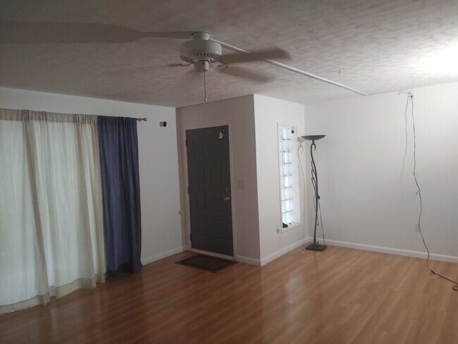 Foto del edificio - "$200 move in Special. Quite and Peaceful 2-Bed, 2-Bath Condo in Palm Harbor – 1070 Sq Ft."