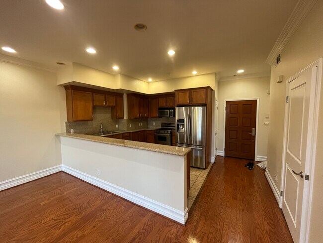 Building Photo - 850 N Hudson Ave