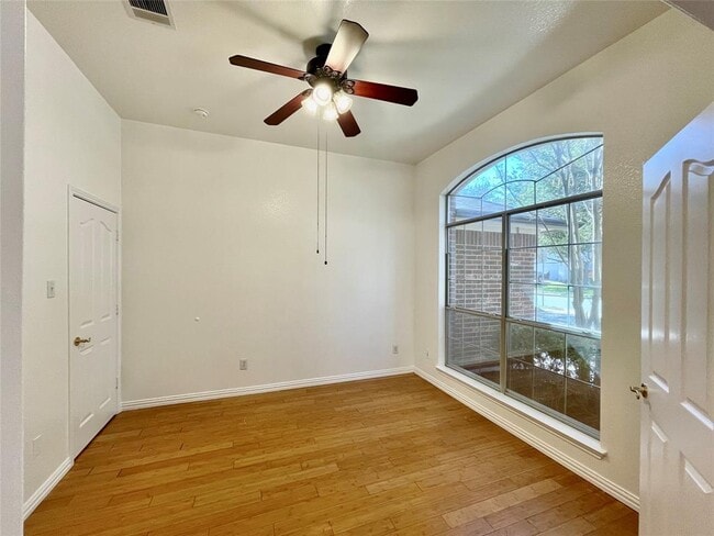 Building Photo - 2204 Zoa Dr