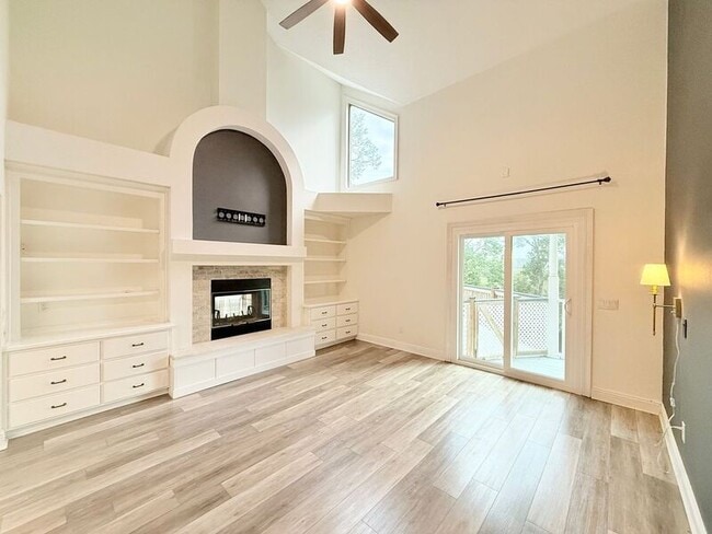 Building Photo - 4596 Bayside Dr