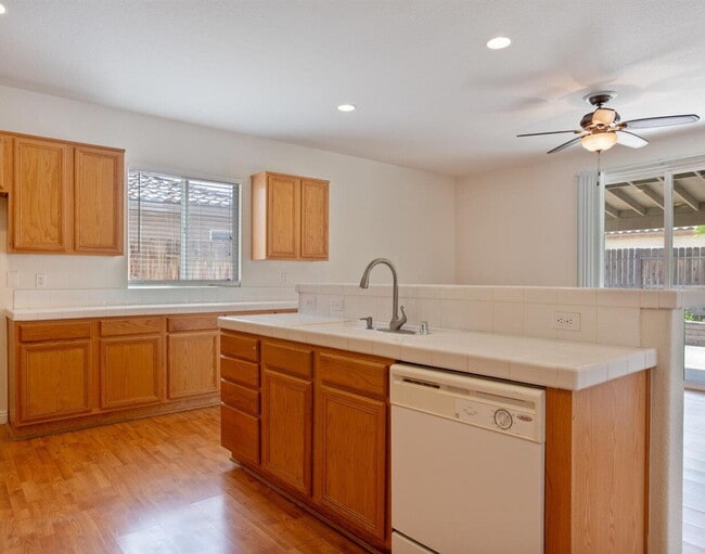 Foto del edificio - Room to Live & Grow! Expansive 3,547 Sq. Ft. 4-Bedroom 2.5 Bath Home