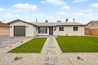 Building Photo - 8440 E Palm Ln