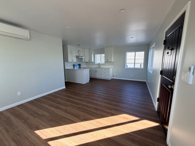 Sala/Comedor/Cocina - 10233 Collett Ave