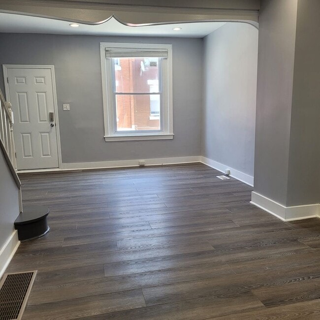 Building Photo - New Price!