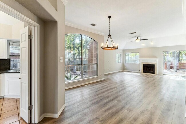 Foto del edificio - 5905 Shanghai Pierce Rd