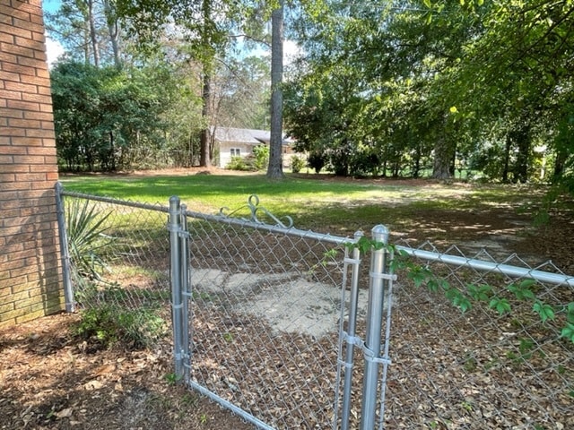 Building Photo - 303 Pinewood Dr