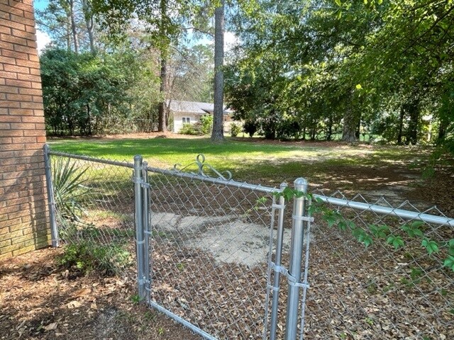 Foto del edificio - 303 Pinewood Dr